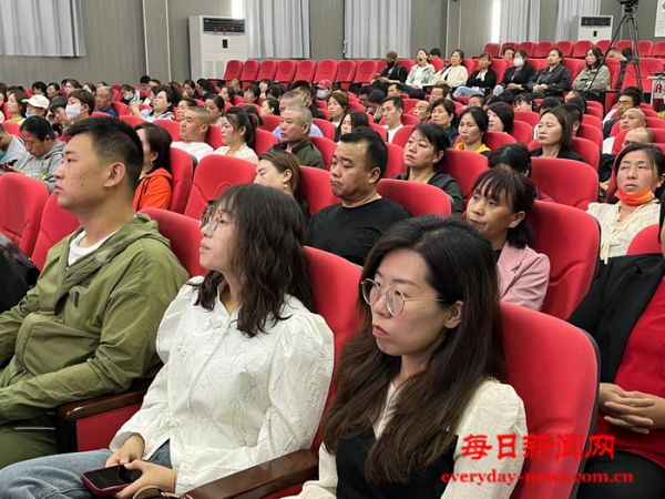 孙魁在山东省尧都区做《母爱伴我行与 &l