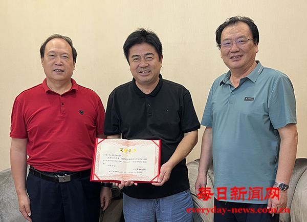 日出千山秀 花开万里香