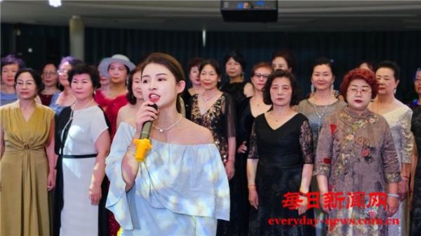 这群妈妈把“校庆”搬上长江游轮，时装一穿