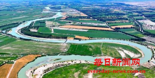沙漠深处的“地球心脏”：乌兰湖夏日浪漫正