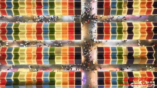 辽宁沈阳：夏日“夜经济”红火 市民品尝美