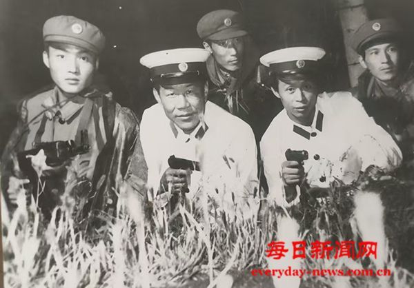 那年头  一分钱没花就当了警察