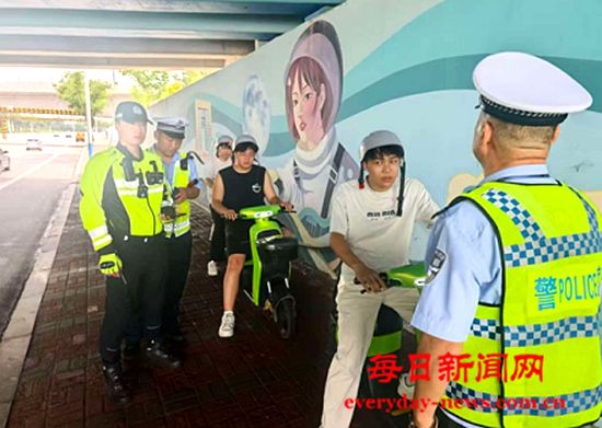 烟台市公安局交管支队高新区大队严查不戴头