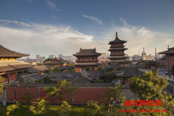 大同华严寺殿墙遭游客刻字 辖区派出所：已