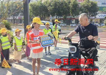 万荣交警携手交通安全“小天使”上线提醒您