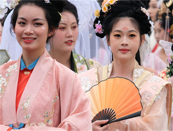 数据看那些被年轻人带出圈的消费新风潮