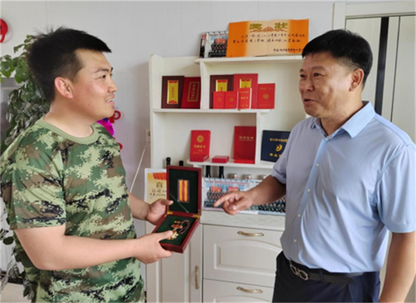 转身不忘凌云志  解甲归田亦栋梁