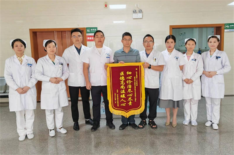 “候鸟”心梗脱危险，患者感激寄锦旗