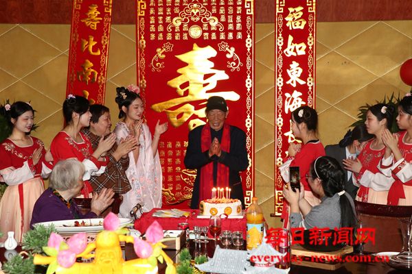 90岁寿星感谢义乌大酒店为他举办的十六汇