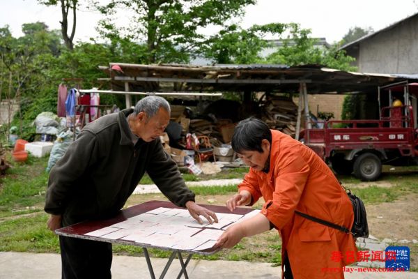 安徽岳西：六旬收废品老人储德素的慈善人生