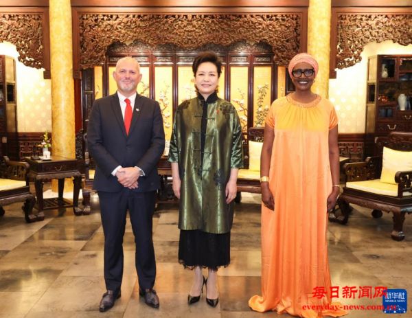  彭丽媛会见联合国副秘书长、联合国艾滋病