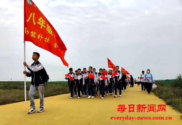 宁夏盐池县创新教育模式：以“行走的思政课