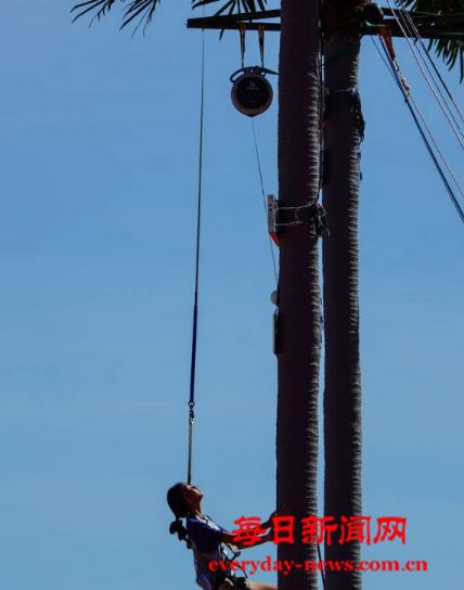 多图直击少数民族传统体育运动会攀椰竞速现