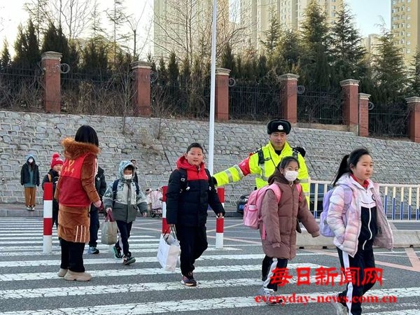 盯紧开学季 护航平安路——烟台交警第五大