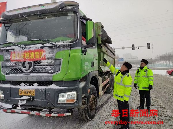 烟台交警五大队全力做好降雪天气下交通管理