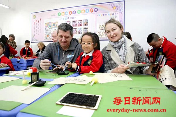 中俄共绘友谊树  童心齐绽艺术花