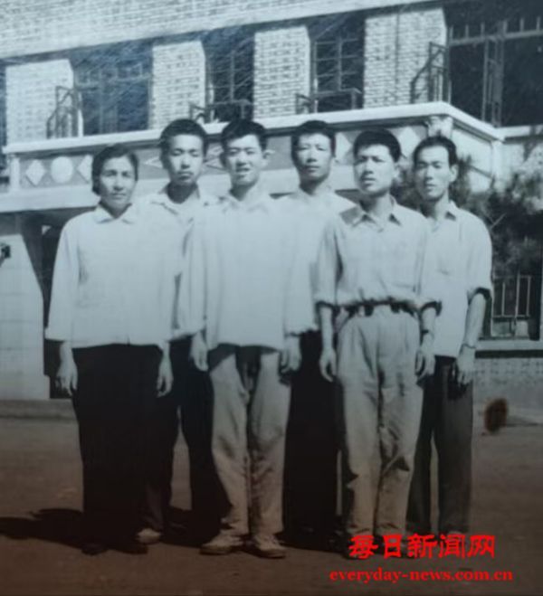 雷锋精神伴孩子们长大