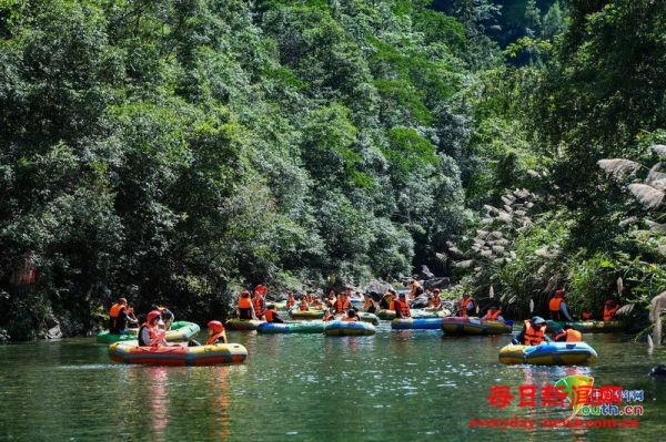 浙江武义：游客漂流消暑乐享清凉
