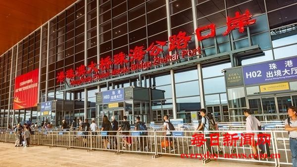 港珠澳大桥珠海公路口岸通关旅游人群激增