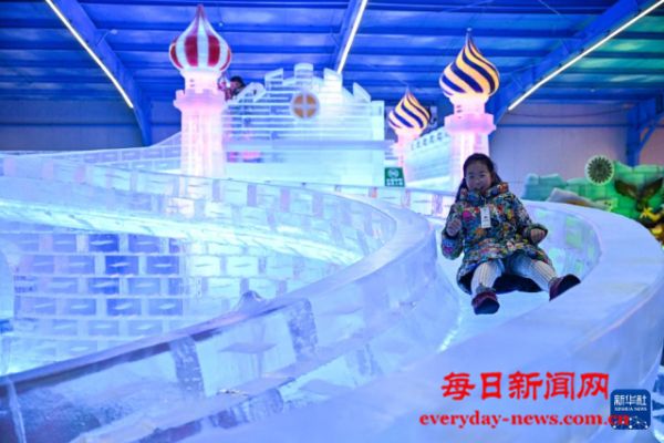 夏日室内冰雪世界享清凉