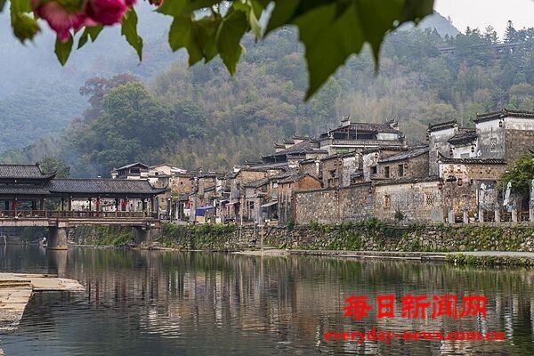 古镇想收门票钱，收不下去就尴尬了