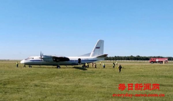 俄罗斯一架安-24客机起飞时滑出跑道 无