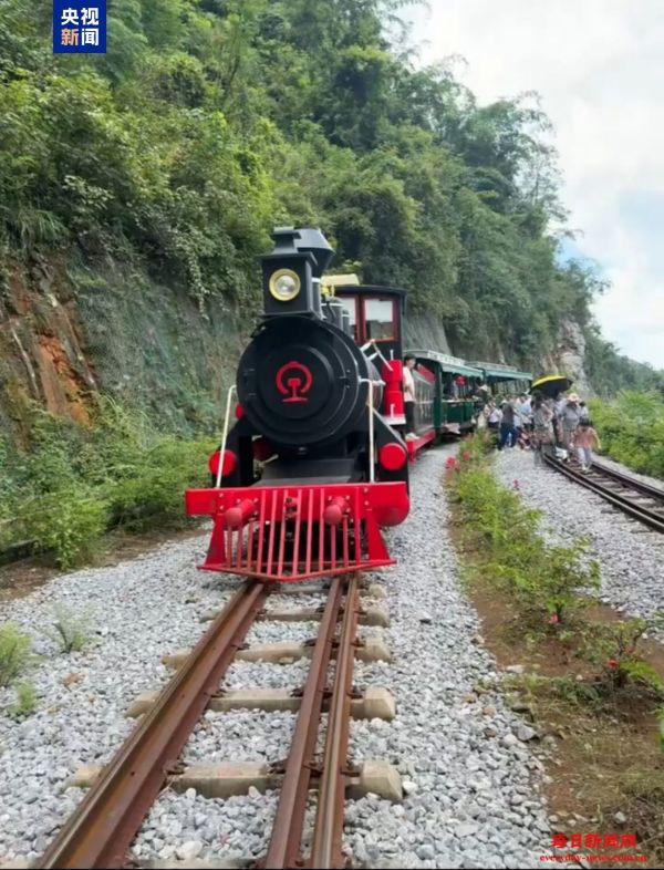 网传广西河池一景区小火车脱轨 涉事景区：