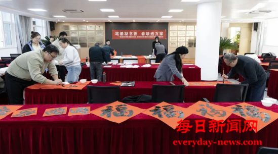 烟台高新区开展“笔墨凝书香，春联送万家”